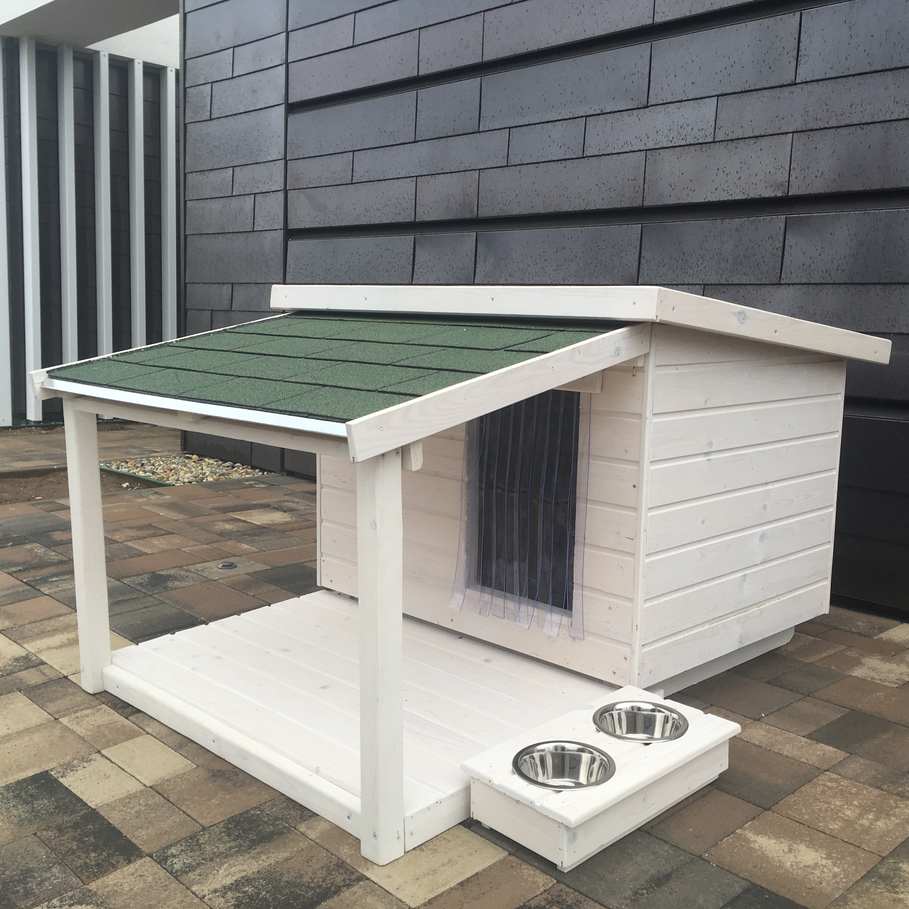 Új 70X90 hőszigetelt kutyaház teraszos fehér, hőfüggönnyel
