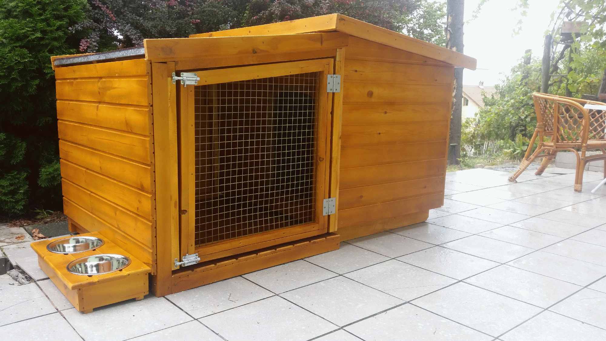 Új 80X100 hőszigetelt kutyaház teraszos+szélfogó fallakkal rácsos ajtóval