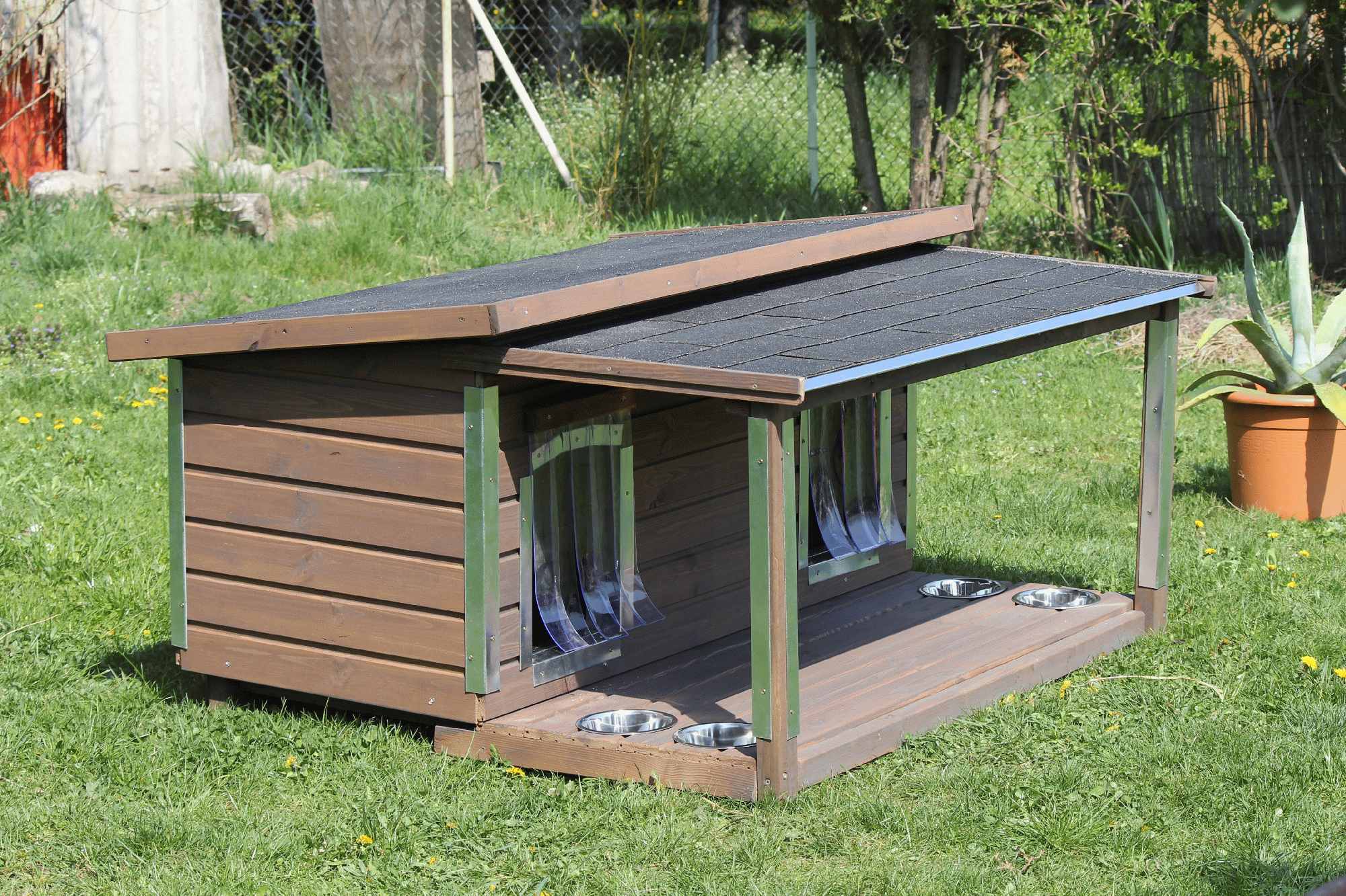 Új 130X70 teraszos kutyaház lapos tetős - rusztikusdió, szürke zsindely