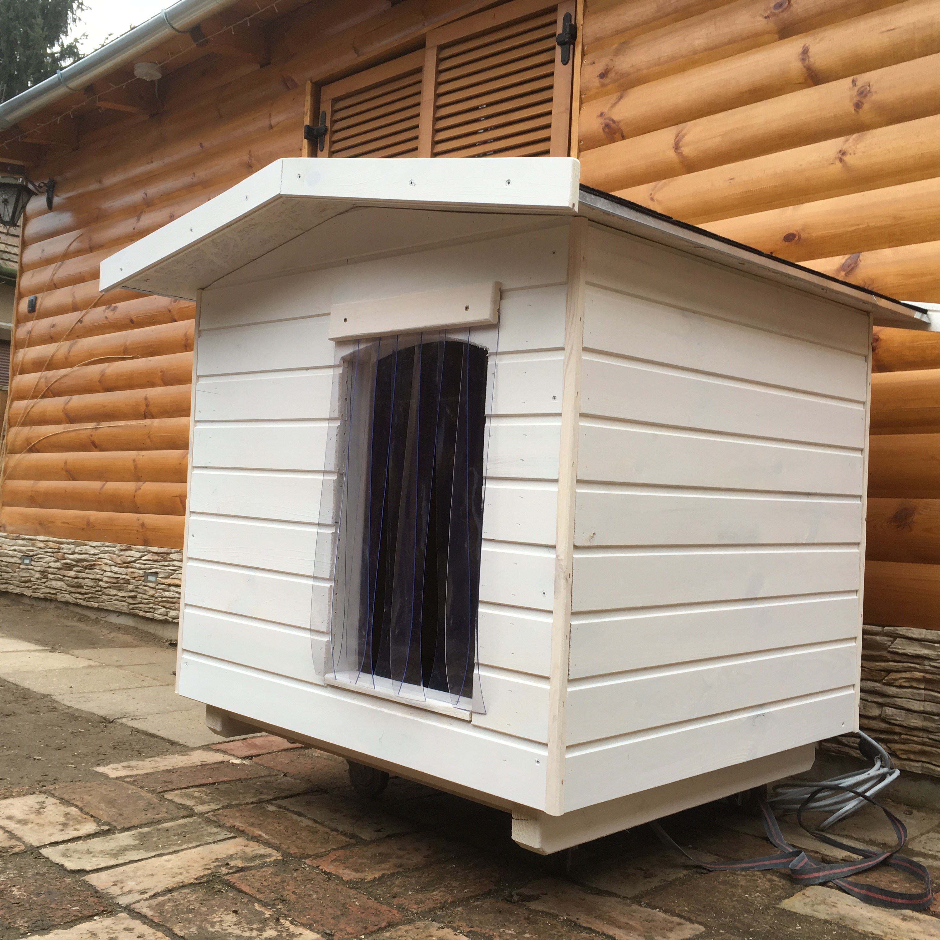 Új Hőfüggönnyel 90X100 hőszigetelt kutyaház  fordított amerikai tetős fehér