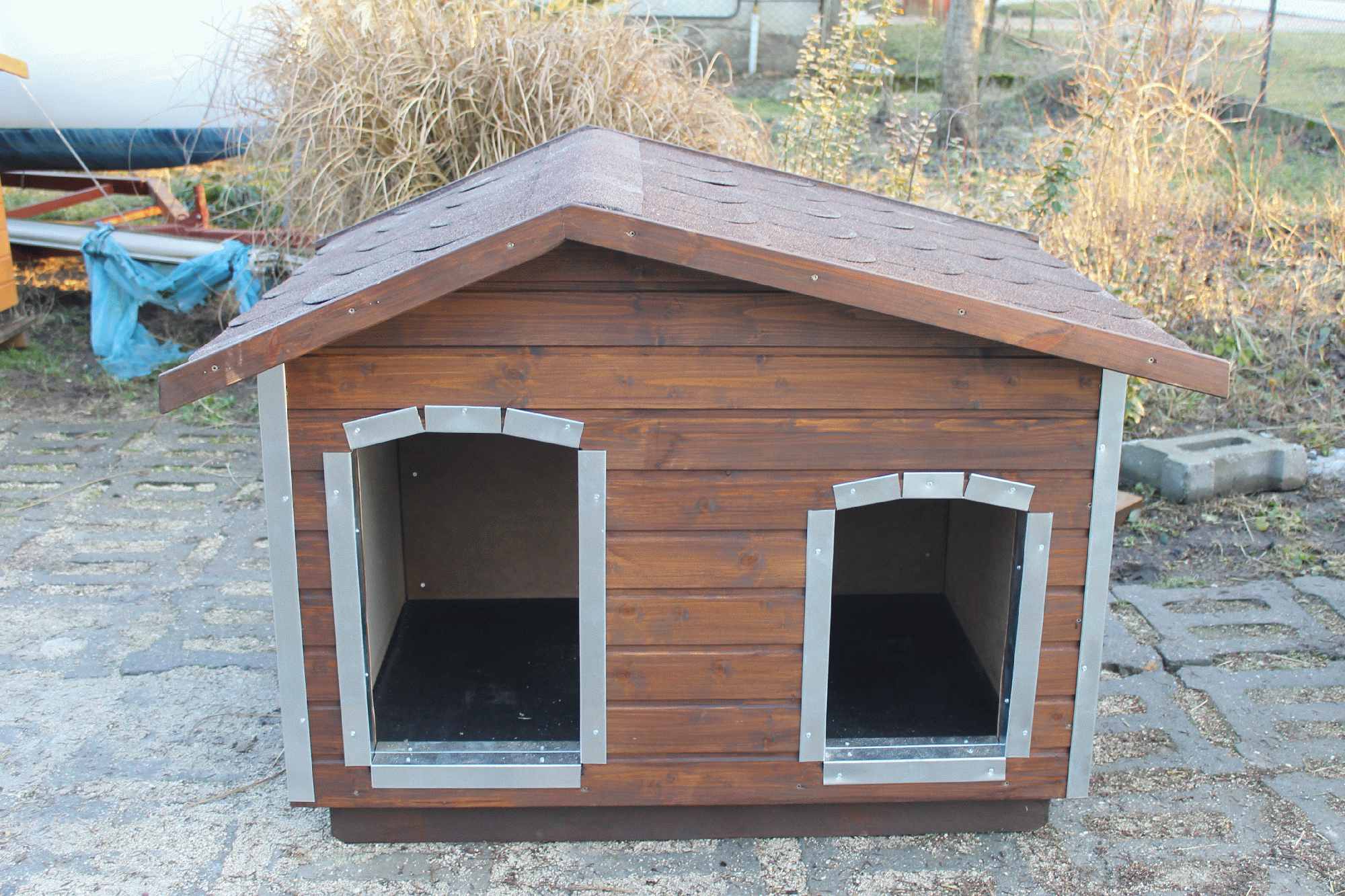 Új 140X100 asszimetrikus kutyaház amerikai tetős - rusztikusdió, barna zsindely
