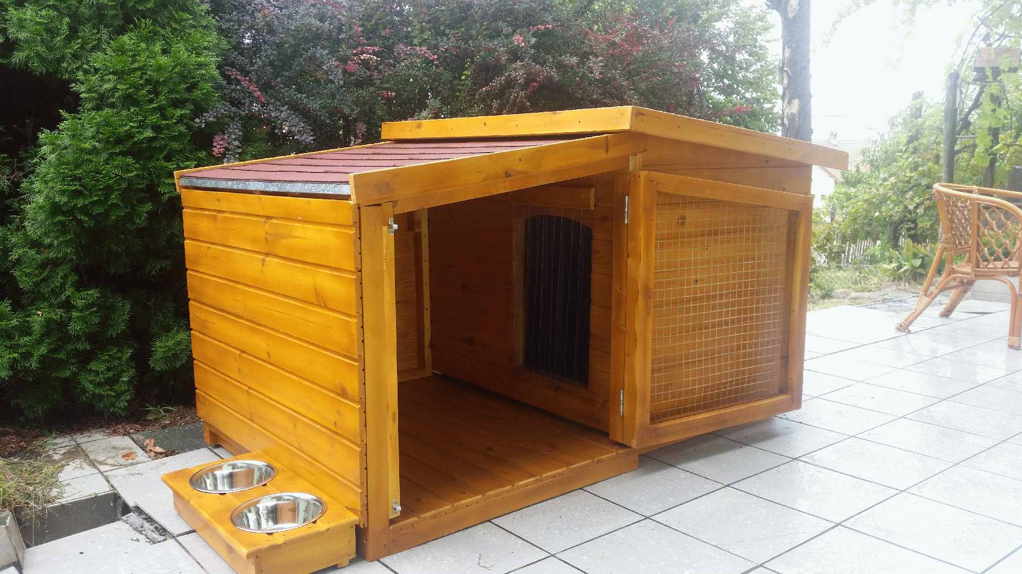 Új 80X100 hőszigetelt kutyaház teraszos+szélfogó fallakkal rácsos ajtóval